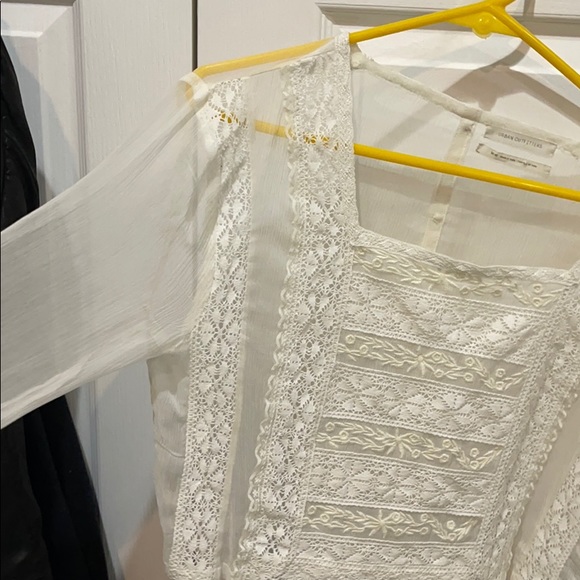 White Lace blouse. Size medium - Picture 3 of 3